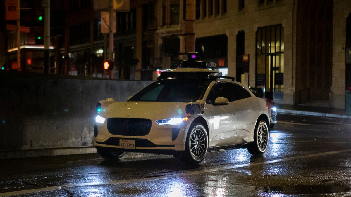 Veículo SF Waymo preso no congestionamento de 4 de julho esgota a bateria – NBC New York