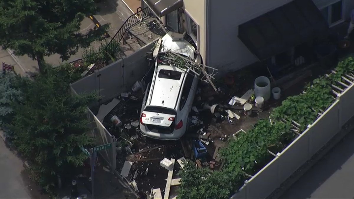 Acidente de carro em Staten Island envia SUV para dentro de casa – NBC Nova York