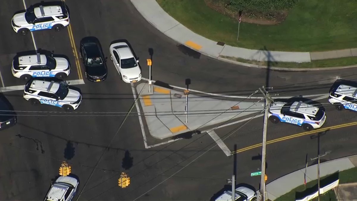 Source image for "1 construction worker dead, 2 hurt when vehicle crashes into them on Long Island"