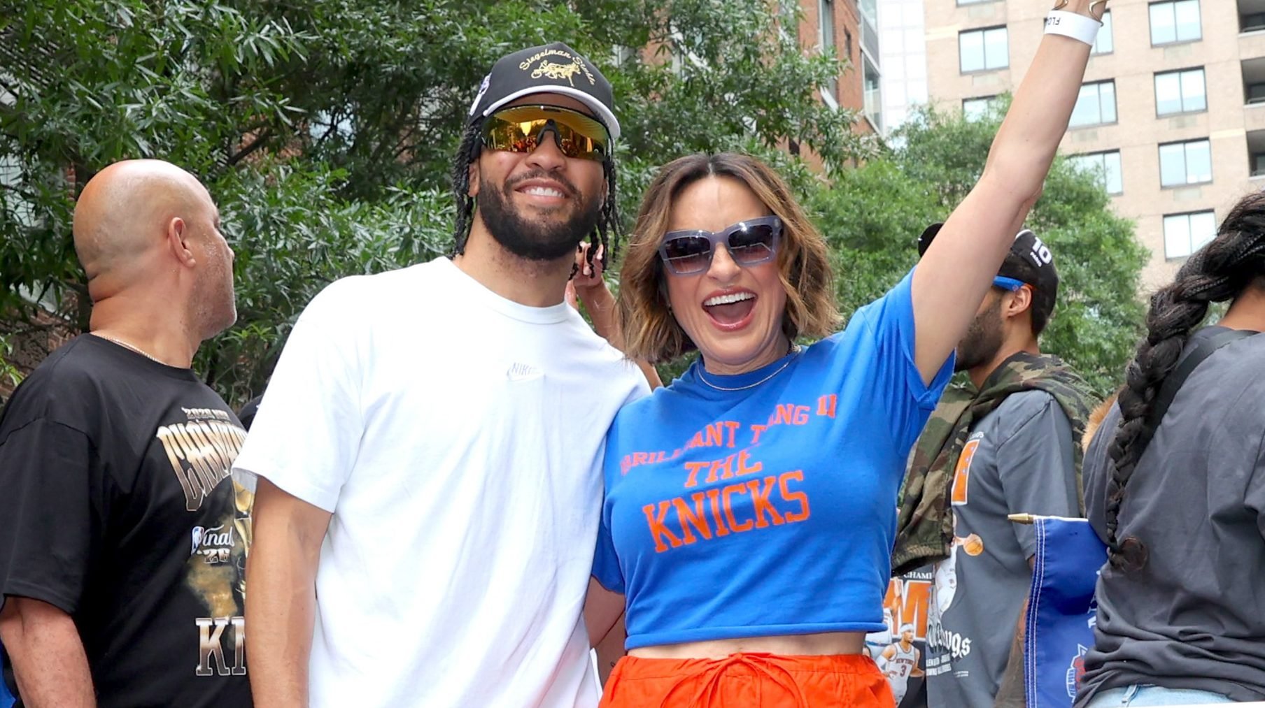 Jalen Brunson appears in Emmys open with host and Knicks fan Mariska Hargitay