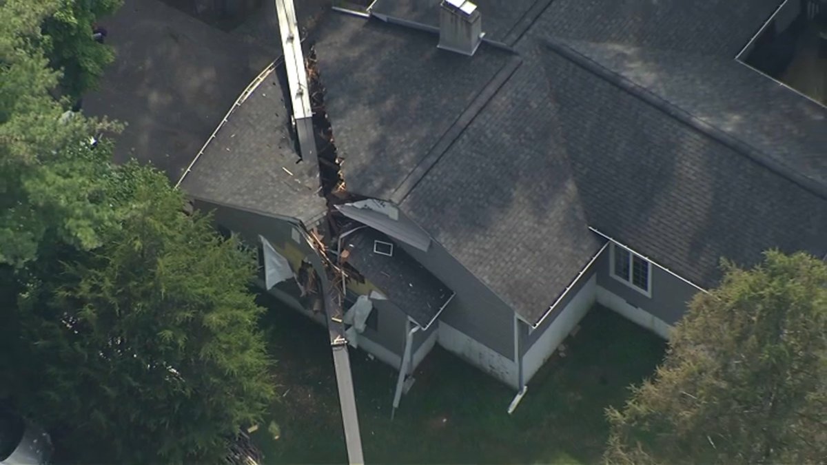 Construction crane collapses on two homes in New Jersey, video shows
