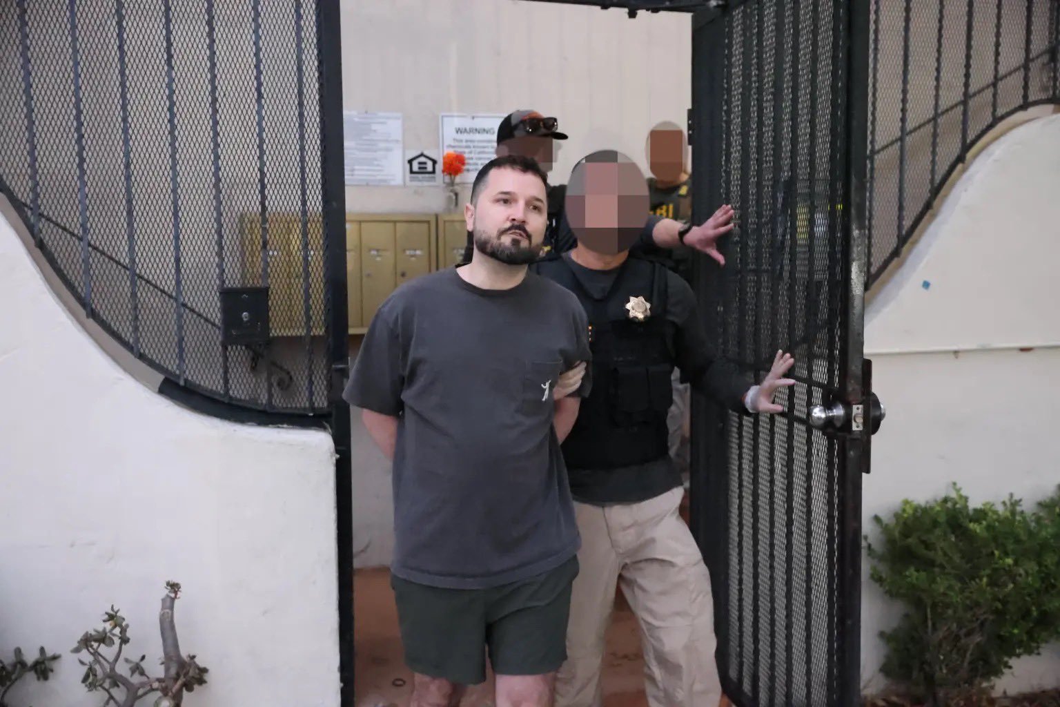 Former podcaster arrested for threatening to kill President Trump, prosecutors say