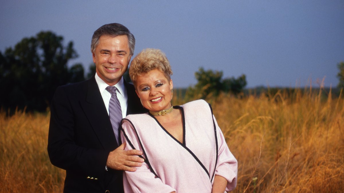 Jim Bakker, who built televangelist empire, dies at 86