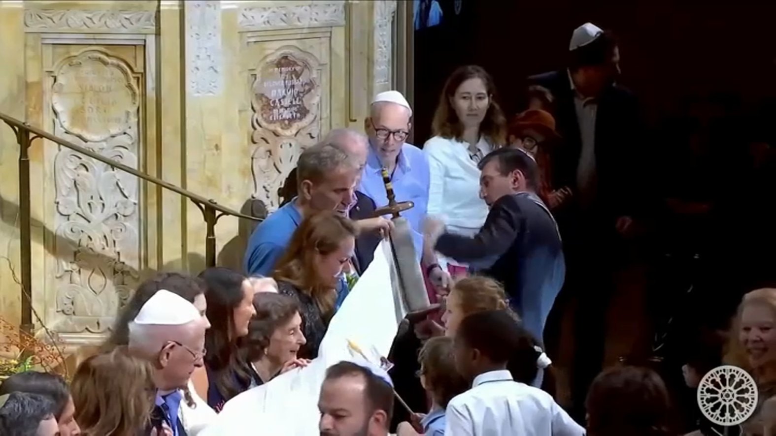 Simcha Tora Upper East Side congregation marks Simchat Torah with joy and Oct. 7 ...