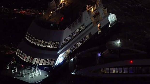 100 passengers rescued after NY ferry runs aground