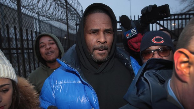 [NATL] Top News Photos: R. Kelly Leaves Jail After Paying Bond on Sexual Abuse Case
