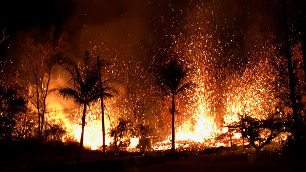 Top News Pics: Volcano Eruption Forces Hundreds to Evacuate