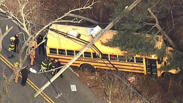 [NY] School Bus Crash Traps Kids Under Power Lines