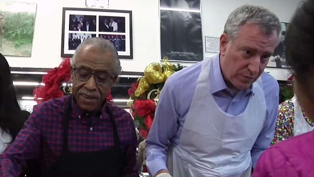 De Blasio and Sharpton Serve Christmas Meals