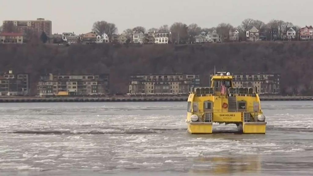 Icy Hudson River Still Drawing Tourists Eager to Ride